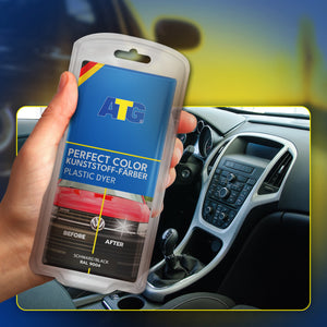Eine Hand hält ein ATG® Perfect Color - Kunststoff & PVC Färbeset schwarz 2er Set der ATG GmbH & Co. KG und zeigt ein Vorher-Nachher-Bild der Kunststoffoberflächen eines Autos. Der sichtbare Fahrzeuginnenraum unterstreicht die transformative Kraft dieser innovativen Kunststofffarbe.