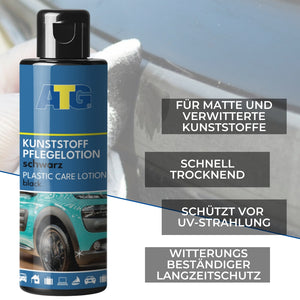 Eine blaue Flasche ATG® Kunststoff-Pflegelotion Schwarz von ATG GmbH & Co. KG, mit einer Hand, die sie auf eine Autooberfläche aufträgt. Der deutsche Text hebt ihre Vorteile hervor: für matte und verwitterte Kunststoffe, schnelltrocknend, UV-Schutz und dauerhafte Wetterbeständigkeit. Ideale Pflege für Autoinnenräume.