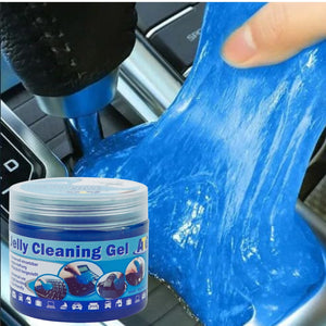 Eine Hand reinigt mit ATG® Jelly Cleaning Gel der ATG GmbH & Co. KG den Bereich rund um den Schalthebel eines Autos und beseitigt effektiv Staub und Schmutz. Im Vordergrund ist ein Behälter mit der Aufschrift „ATG® Jelly Cleaning Gel“ zu sehen.