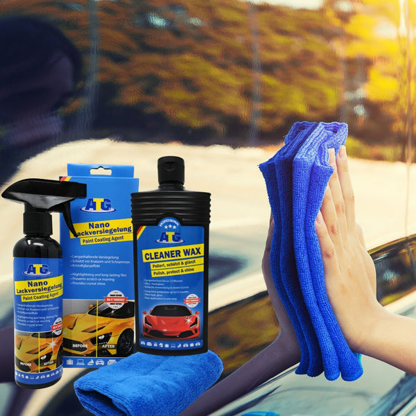 Ausgestellte Autoreinigungsprodukte, darunter das ATG® Auto-Sparset Lack - Pflege DUO mit blauen Mikrofasertüchern auf einer glatten Autooberfläche. Erleben Sie den ultimativen Glanz mit diesem Reinigungswachs von ATG GmbH & Co. KG, das überlegenen Schutz und ein hervorragendes Finish verspricht.
