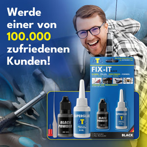Ein lächelnder Mann hält ATG® FIX-IT Die flüssige Schweißnaht schwarz von ATG GmbH & Co. KG; Text: „Werde einer von 100.000 zufriedenen Kunden!“ – für starke, dauerhafte Reparaturen an Materialien. Produktflaschen und Verpackung sichtbar.