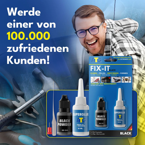 Ein lächelnder Mann hält ATG® FIX-IT Die flüssige Schweißnaht schwarz von ATG GmbH & Co. KG; Text: „Werde einer von 100.000 zufriedenen Kunden!“ – für starke, dauerhafte Reparaturen an Materialien. Produktflaschen und Verpackung sichtbar.