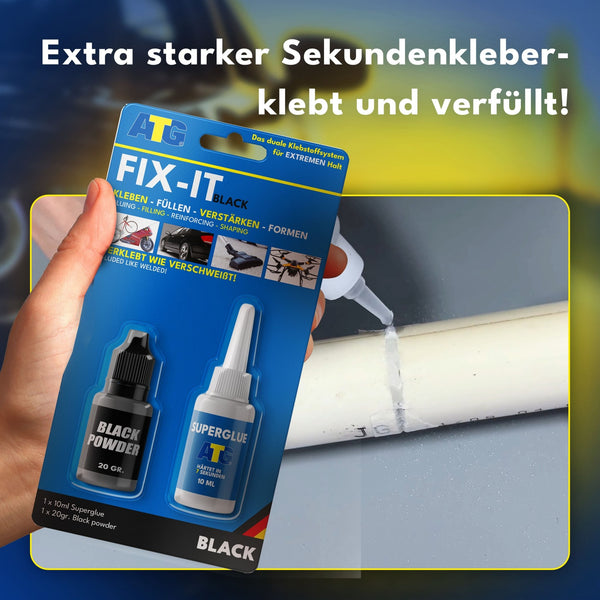 Eine Hand hält eine Packung ATG® FIX-IT Die flüssige Schweißnaht schwarz der ATG GmbH & Co. KG. Im Hintergrund ist Klebstoff auf ein weißes Rohr aufgetragen. Der deutsche Text betont Materialreparaturen und eine starke, dauerhafte Verbindung.