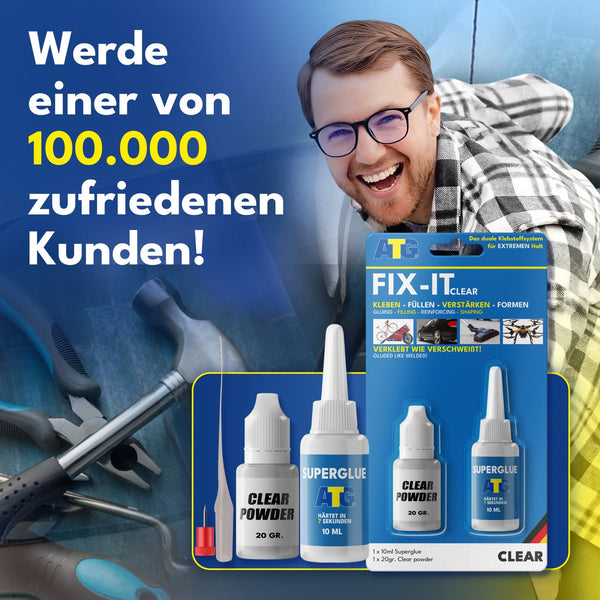 Ein lächelnder Mann zeigt den Daumen nach oben neben einer transparenten ATG® FIX-IT Die flüssige Schweißnaht-Verpackung der ATG GmbH & Co. KG – ideal für starke, dauerhafte Reparaturen. Text: „Werde einer von 100.000 zufriedenen Kunden!“.