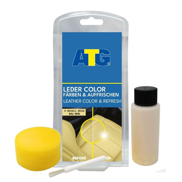 Ein Paket mit Lederfarb- und -auffrischungsprodukten, einschließlich ATG® Lederfarbe hellbeige, einem gelben Schwamm, einer kleinen Flasche Flüssigkeit und einem Anwendungswerkzeug. Die Verpackung zeigt das Logo der ATG GmbH & Co. KG mit Text in Deutsch und Englisch. Ideal für alle, die ihre Lederartikel mit einer schützenden Schicht schützen möchten.